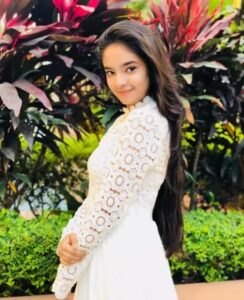 Short Story आप क्या जानते है, 16  वर्षीय अभिनेत्री का फिगर है सबसे सुन्दर और हॉट,